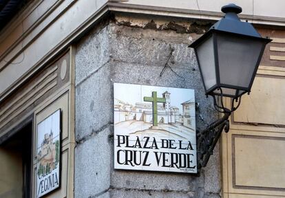 Placa que se&ntilde;ala la plaza de la Cruz Verde de Madrid.