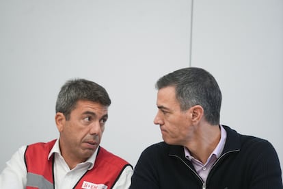 El presidente de la Generalitat valenciana, Carlos Mazn y el presidente del Gobierno, Pedro Snchez, durante una reunin en el Centro de Coordinacin Operativo Integrado (CECOPI) de la Comunitat Valenciana, este jueves.