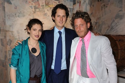 De izquierda a derecha, Ginevra, John y Lapo Elkann en Turín (Italia), el 31 de marzo de 2010.