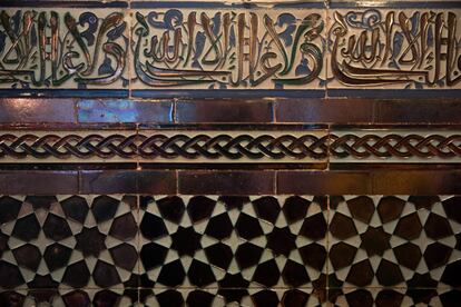 Detalle de los azulejos de Cuenca recuperados en el Café Pavón. 