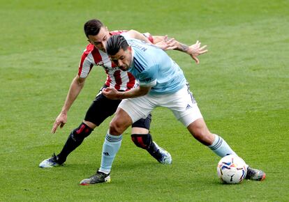 Nolito protege un balón ante Berenguer.