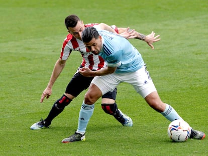 Nolito protege un balón ante Berenguer.