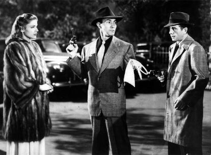 Howard Hawks, 1946.Cuando Hawks le pregunt al autor de la novela  quin demonios haba matado a uno de los personajes que aparece asesinado, Raymond Chandler le contest que no tena ni pu?etera idea. La respuesta, lejos de suponer un problema, no hizo ms que alimentar la leyenda sobre la oscuridad del filme. El escritor William Faulkner y la guionista Leigh Brackett adaptaron la novela de Chandler en menos de ocho das. Desde el primer momento, cuando el detective Philip Marlowe acude a la entrevista con el anciano general Sternwood en el invernadero de su lujosa mansin muchas cosas se dejaron a la improvisacin, otras, se retocaron sobre la marcha en el plat,  pero la frmula funcion para crear la atmsfera exacta de misterio que necesitaba el film.  Eso sin contar con la qumica entre Bogart y Bacall.Bacall ("No me gustan demasiado sus modales") y Bogart ("Lloro en las noches de invierno, lamentndolo, preciosa").