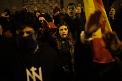 La militante de La Falange, Isabel Peralta, durante la manifestación frente a la sede de Ferraz, celebrada este viernes 9 de febrero.