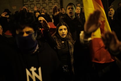 Isabel Peralta, durante una manifestación de la Falange Española, bajo el lema ‘La juventud nacional contra el régimen del 78’, frente a la sede de Ferraz, el 9 de febrero de 2024.