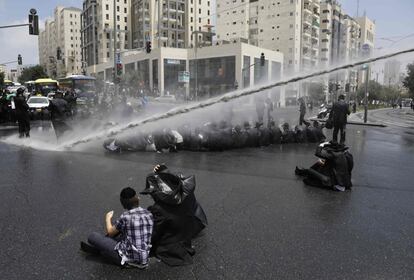 Las fuerzas de seguridad dispersan la manifestación en contra de la celebración del Orgullo con cañones de agua, en Jerusalén.