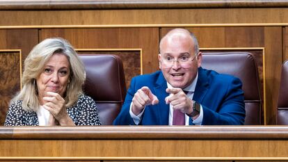 Miguel Tellado, portavoz del PP, junto a la diputada Macarena Montesinos, durante el debate de este jueves en el pleno del Congreso.