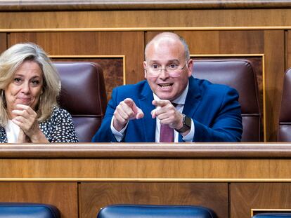 Miguel Tellado, portavoz del PP, junto a la diputada Macarena Montesinos, durante el debate de este jueves en el pleno del Congreso.