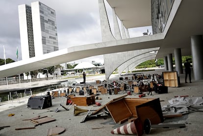 Vista de muebles dañados en el asalto al palacio de Planalto por partidarios del expresidente de Brasil Jair Bolsonaro.