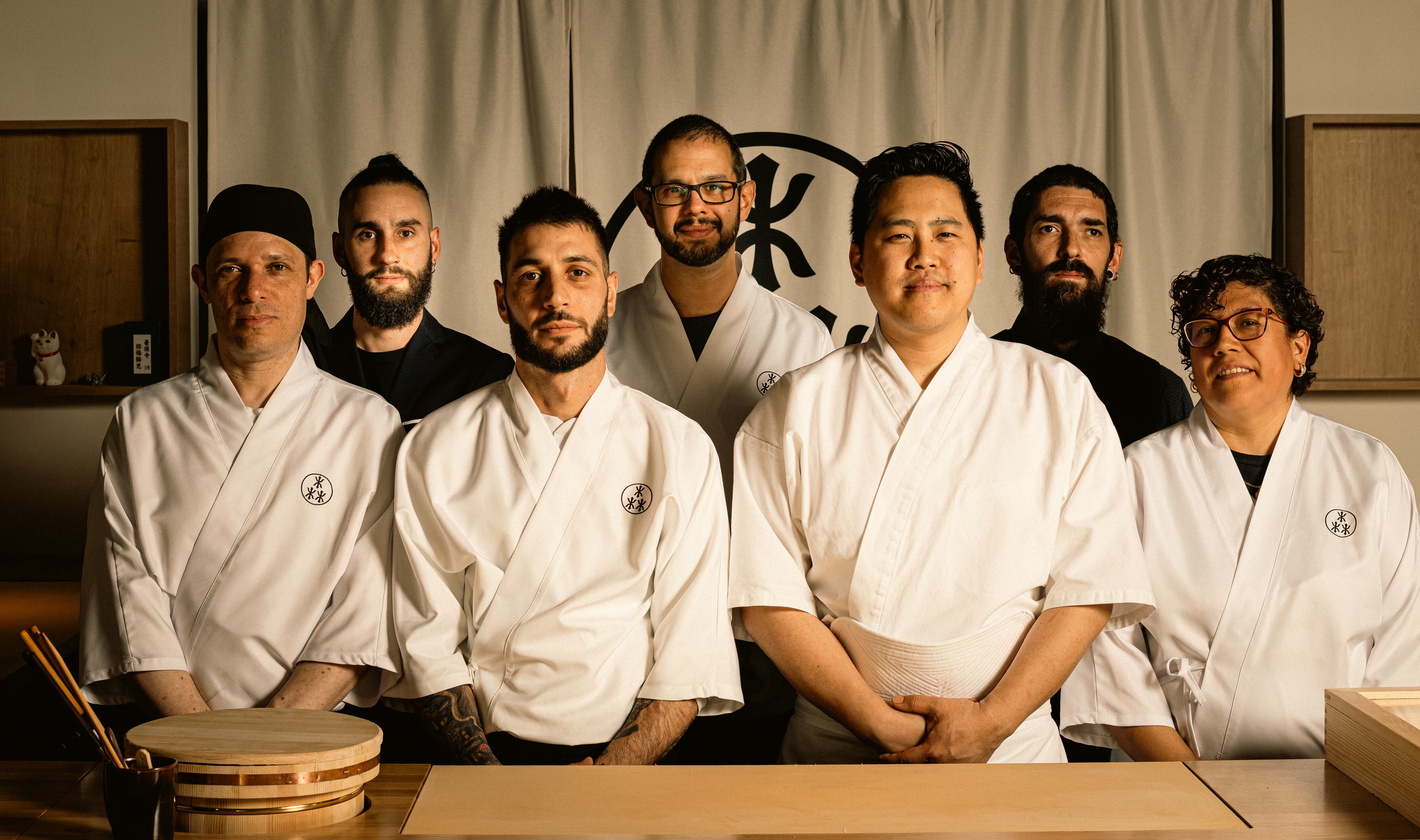 El equipo de Sen Omakase: el cocinero Steven Wu (tercero por la izquierda), el sumiller Aldo Rial (segunda fila, primero por la izquierda). Imagen proporcionada por el restaurante.