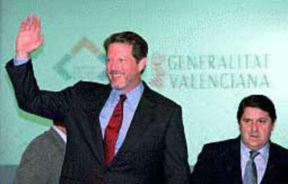 Al Gore, ayer, junto a José Luis Olivas, antes de pronunciar su conferencia en el Auditorio del Museo de las Ciencias de Valencia.
