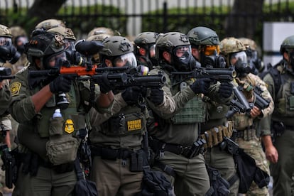 Agentes federales lanzan proyectiles contra los manifestantes la mañana de este sábado en Paramount, California.