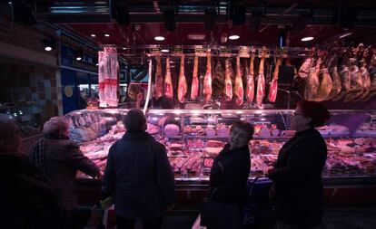 Clientes en el mercado Maravillas, en Madrid, este sábado.