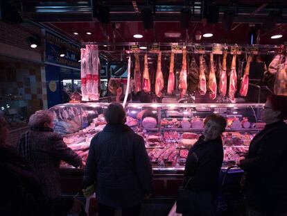 Clientes en el mercado Maravillas, en Madrid, este sábado.