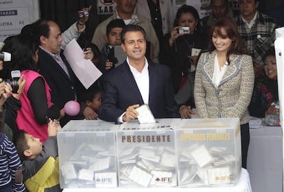 El candidato del PRI y principal favorito en las encuestas ha votado en Atlacomulco (Estado de México) acompañado de su esposa, Angélica Rivera.