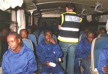 Algunos de los africanos hallados en el <i>Conakry,</i> en un autobús que los trasladó a un centro de internamiento.