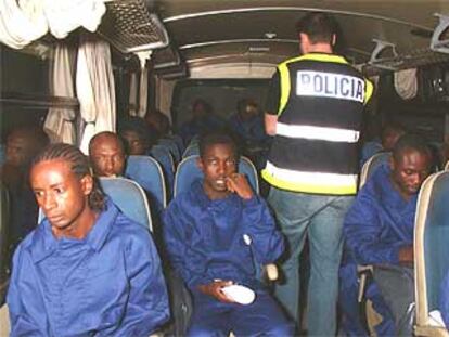 Algunos de los africanos hallados en el <i>Conakry,</i> en un autobús que los trasladó a un centro de internamiento.