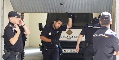 La policía escolta el furgón a la llegada de José Bretón a los juzgados.