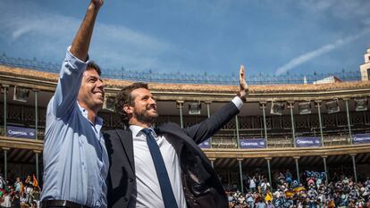El presidente del PP en Comunidad Valenciana, Carlos Mazón, y el presidente popular nacional, Pablo Casado, en el acto de clausura de la Convención Nacional de los populares en la plaza de Toros de Valencia, en octubre.