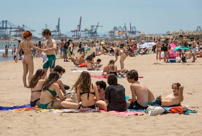 La playa de las Arenas en Valencia, en el primer sábado sin estado de alarma en España.