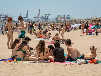 La playa de las Arenas en Valencia, en el primer sábado sin estado de alarma en España.