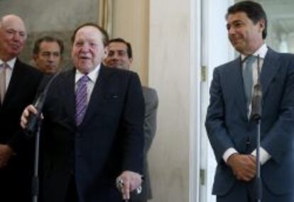 El magnate estadounidense Sheldon Adelson, junto al presidente de la Comunidad de Madrid, Ignacio González, durante una rueda de prensa.