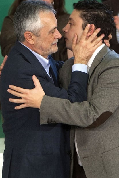 Abrazo de Griñán y Velasco en el congreso del PSOE andaluz.