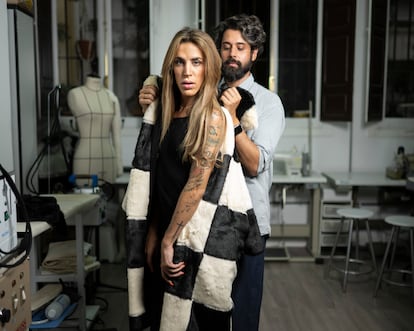 Moisés Nieto le prueba un abrigo bicolor de pelo a Mía 'La huesito', durante el 'fitting' en su taller.