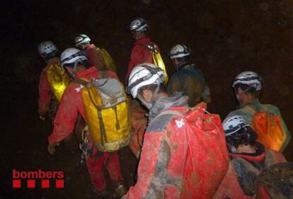 El equipo de rescate dentro de la cueva. Foto cedida por los Bomberos