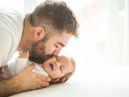 Los problemas de posponer la paternidad: el reloj biológico también corre para los hombres