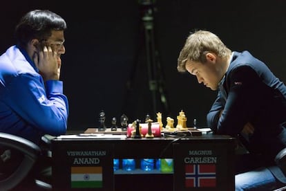 Carlsen y Anand, durante el Mundial de Sochi.