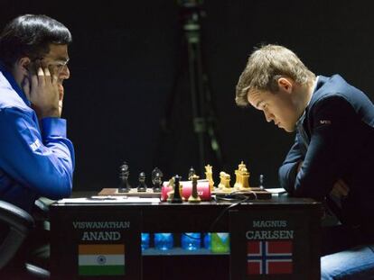 Carlsen y Anand, durante el Mundial de Sochi.