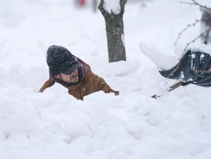 Un hombre intenta retirar la nieve a la entrada de su domicilio, este lunes en Búfalo (Estado de Nueva York).