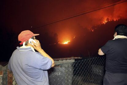 Los vecinos tuvieron que pasar la noche en la calle preocupados por si las llamas alcanzaban sus casas