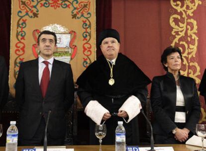 Patxi López, el rector de Deusto, Jaime Oráa, y la consejera de Educación, Isabel, Celaá, en el acto.