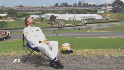 Fernando Alonso toma el sol en el circuito de Interlagos en Brasil tras tener que abandonar la carrera, el 14 de diciembre de 2015.
