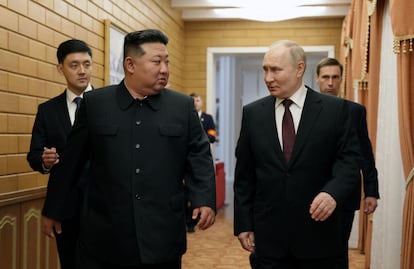 El líder norcoreano Kim Jong-un recibe al presidente ruso, Vladímir Putin, este martes en Pyongyang.