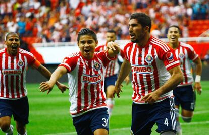 Jair Pereira celebra un gol de las Chivas 