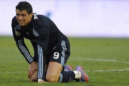 Cristiano Ronaldo, dolorido tras recibir un golpe durante el partido contra el Racing.