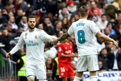 Kroos felicita a Nacho Fernández por su gol.