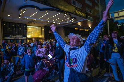 Seguidores de Gustavo Petro celebran su paso a la segunda vuelta electoral, en Bogotá.