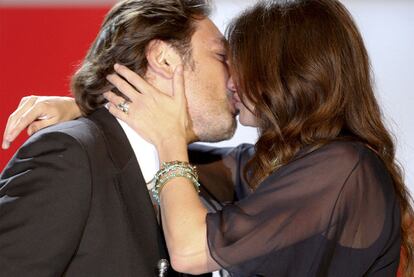 Javier Bardem besa a Julia Roberts tras recibir esta el premio Donosti a toda su carrera.