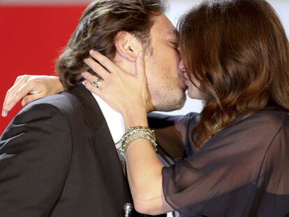 Javier Bardem besa a Julia Roberts tras recibir esta el premio Donosti a toda su carrera.