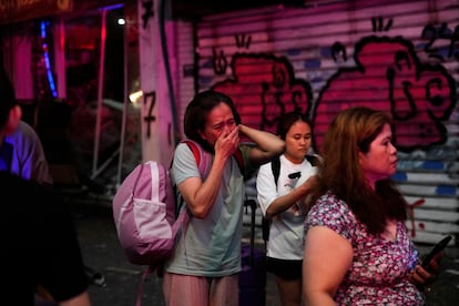 Personas evacuadas después de que un misil lanzado desde Irán impactara en Tel Aviv, este lunes.
