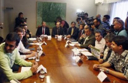 Los líderes estudiantiles y representantes de los profesores en la reunión con el ministro de Educación chileno, Felipe Bulnes.