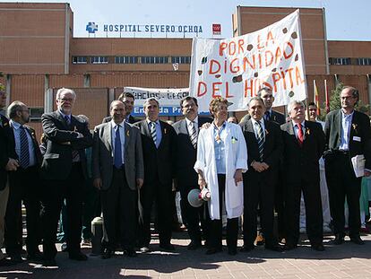 Rafael Simancas (primero a la derecha) se sumó ayer a la protesta junto a alcaldes y diputados socialistas.