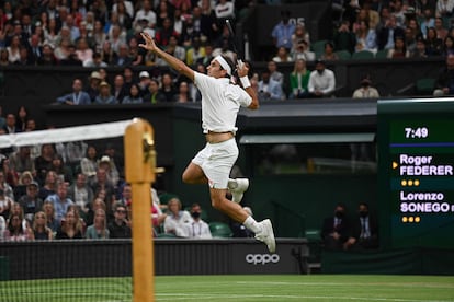 El tenista suizo remata una bola frente a Lorenzo Sonego, de Italia, durante un partido de Wimbledon en 2021. 