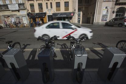 Los de "cero emisiones", híbridos, propulsados con gas licuado, motos, los de personas con movilidad reducida, coches de alta ocupación (tres o más ocupantes), el transporte público y los servicios especiales sí podrán circular independientemente de cual sea su matrícula. En la imagen, bicis electricas en la Plaza de la Cebada de Madrid.