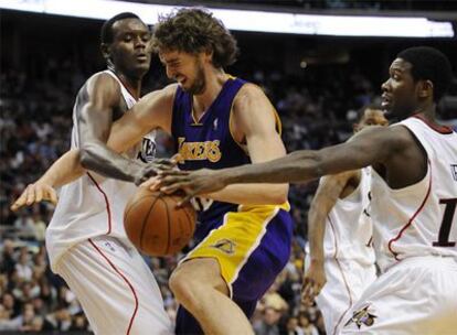 Gasol lucha con dos jugadores de los Sixers.