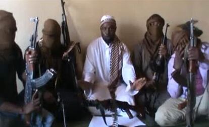 El l&iacute;der de la secta, Abubakar Shekau (centro), en una imagen de v&iacute;deo.